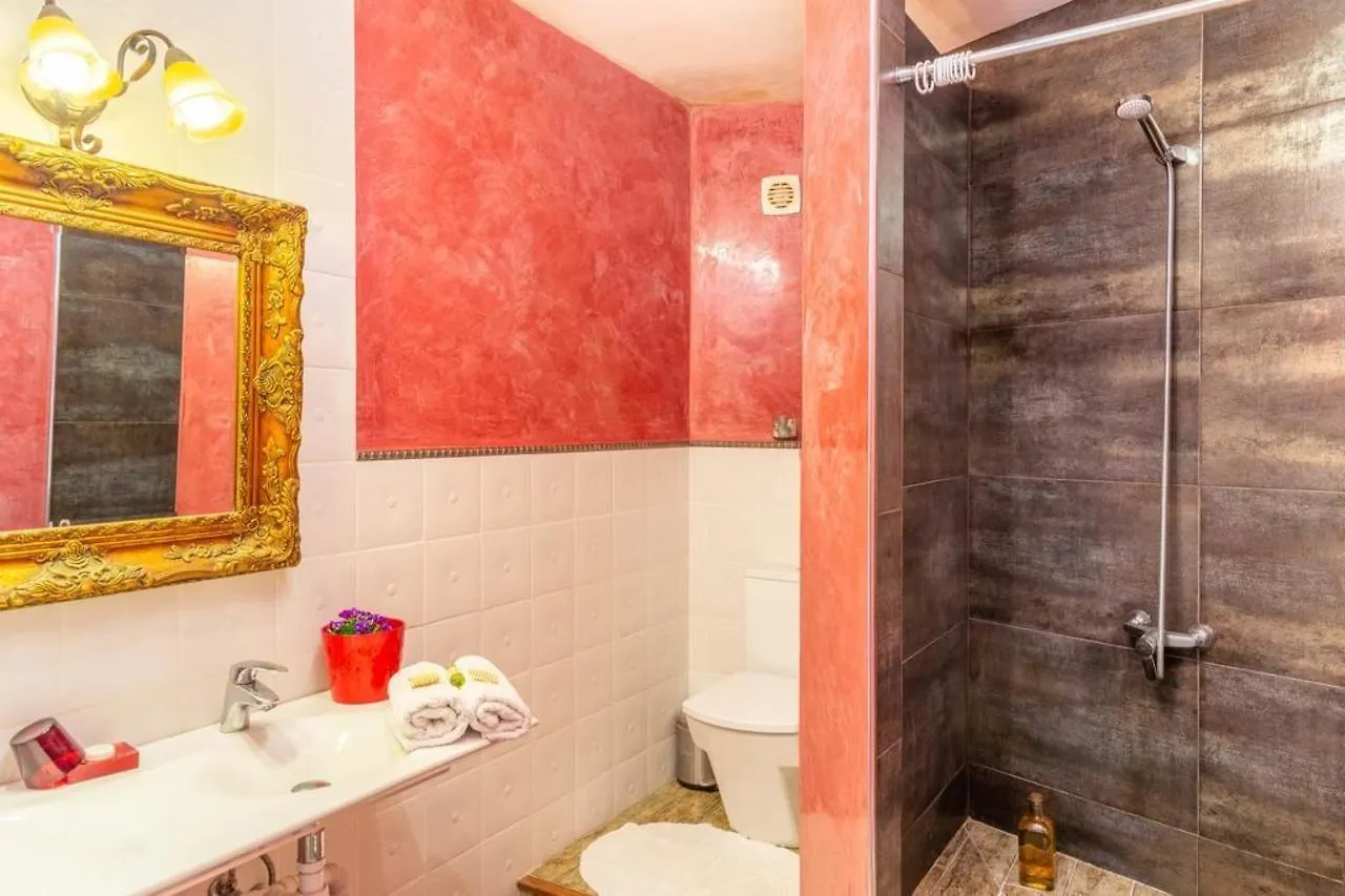 Mallorca Traditional Townhouse 0*, Llubi